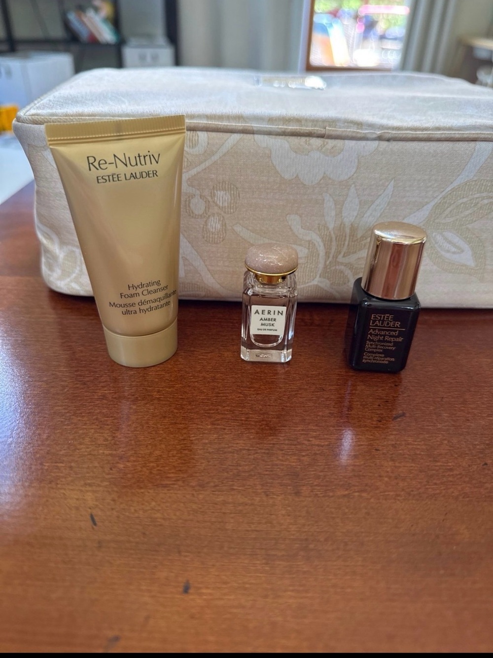 Re-Nutriv Estée Lauder Gift set with travel case